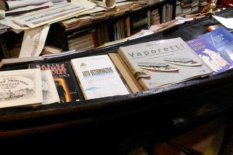 Khám phá cửa hàng sách dưới nước độc đáo tại Venice