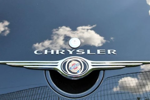 Chrysler báo lỗi hơn 10.000 xe có vấn đề ở bộ phận lái tự động
