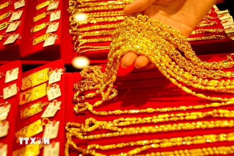 Giới đầu tư "kiềm chế," vàng vững giá trên thị trường châu Á