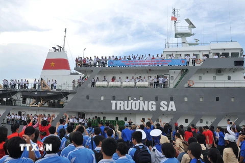 Lễ tiễn đoàn công tác Chương trình Tàu thanh niên “Hành trình vì biển đảo quê hương” năm 2014 ra thăm Trường Sa. (Nguồn: TTXVN)