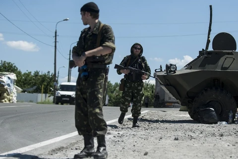 Quân đội Ukraine đụng độ quân ly khai gần biên giới Nga