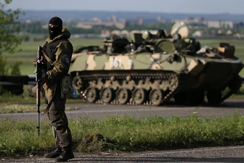 Ukraine nã súng cối vào ngôi làng giáp biên giới với Nga