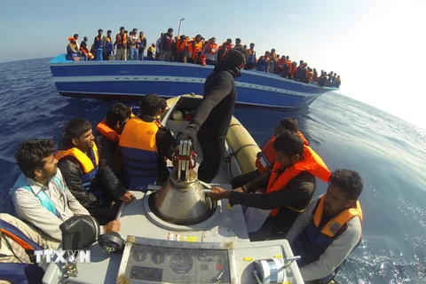 Hải quân Italy cứu hàng trăm người nhập cư gặp nạn