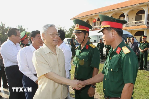 Tổng Bí thư Nguyễn Phú Trọng làm việc tại huyện đảo Phú Quý