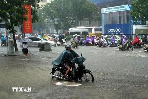 [Photo] Mưa trắng trời, dân Hà Nội khốn khổ trong nước ngập
