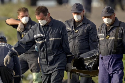 Quân ly khai đưa thi thể nạn nhân MH17 rời hiện trường ở Đông Ukraine