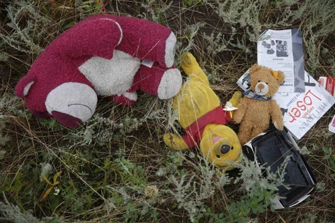 Lặng im trước những di vật còn sót lại của chuyến bay MH17