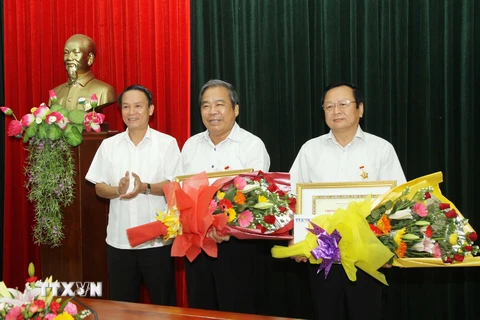 Tặng lãnh đạo Quảng Trị kỷ niệm chương "Vì sự nghiệp Thông tấn"