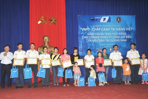 Trao học bổng cho con em cảnh sát biển và ngư dân Quảng Nam 