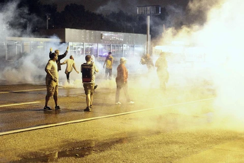 Cảnh sát Mỹ bắn đạn khói giải tán người biểu tình ở Missouri