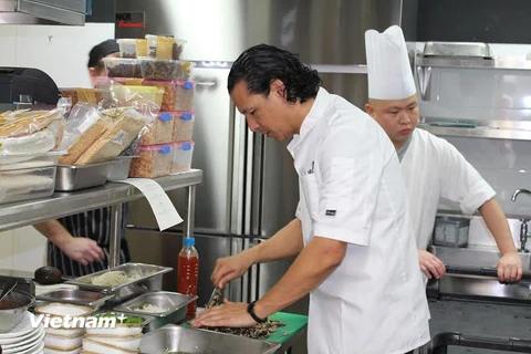 Đầu bếp Bobby Chinn giới thiệu ẩm thực Việt Nam tại Singapore 
