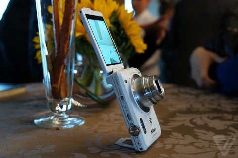 Nikon ra Coolpix S6900, chính thức tham gia vào cơn sốt selfie