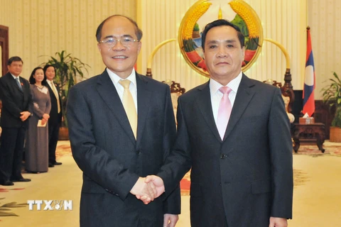 Chủ tịch Quốc hội Nguyễn Sinh Hùng hội kiến Thủ tướng Lào