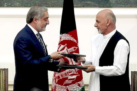 Hai ứng cử viên đối địch ở Afghanistan chia sẻ quyền lực