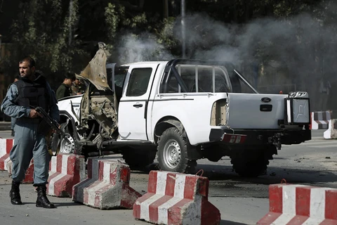 Đánh bom liều chết gần sân bay Kabul, nhiều người thương vong