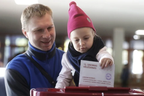 Người dân Latvia tiến hành bỏ phiếu bầu cử quốc hội mới