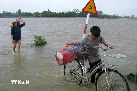 Giúp dân nghèo miền Trung an toàn khi sống trong vùng bão lũ
