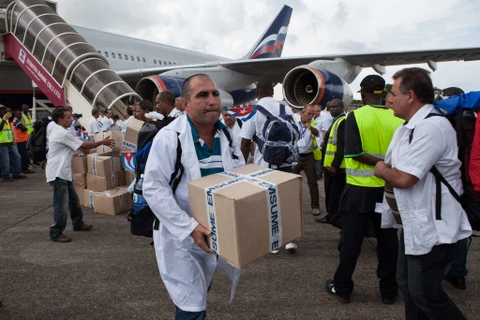 Báo Mỹ ca ngợi Cuba trong cuộc chiến ngăn dịch bệnh Ebola