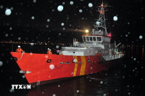 Cứu nạn 13 thuyền viên tàu cá bị "tàu lạ" đâm chìm trên biển