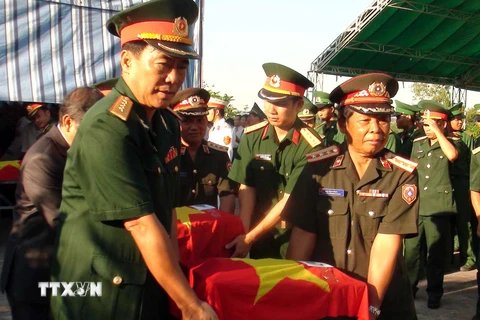 Việt-Lào tự hào về chiến công của quân tình nguyện Việt Nam