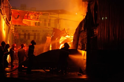 Cháy lớn tại xưởng sản xuất công cụ hỗ trợ của Bộ Công an