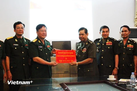Quân đội Campuchia tiếp nhận khoản viện trợ của Việt Nam