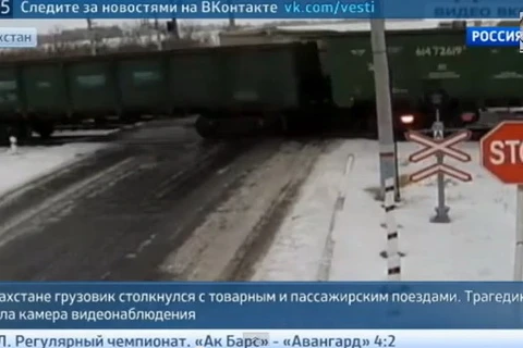 [Video] Kazakhstan: Hai tàu hỏa tông xe tải làm một người chết