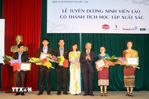 Tuyên dương sinh viên Lào có thành tích học tập xuất sắc