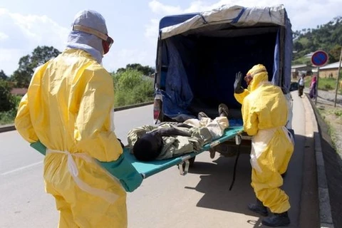 Tổng thống Pháp Hollande bất ngờ đến vùng ổ dịch Ebola ở Tây Phi