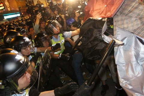 Người biểu tình Hong Kong “tấn công du kích” suốt đêm