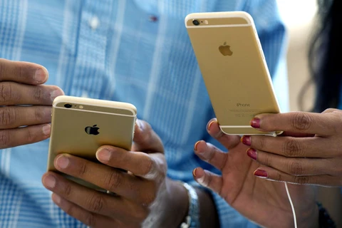 Đồng ruble biến động lớn khiến Apple dừng bán iPhone 6 ở Nga