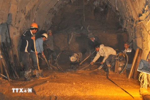 Vụ sập hầm thủy điện: Khoan hầm cứu hộ tiến thêm được 20m 