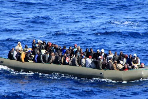 Italy cứu tàu chở 450 người nhập cư trái phép gặp nạn 