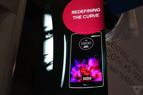 LG giới thiệu điện thoại màn hình cong G Flex 2 ở CES 2015