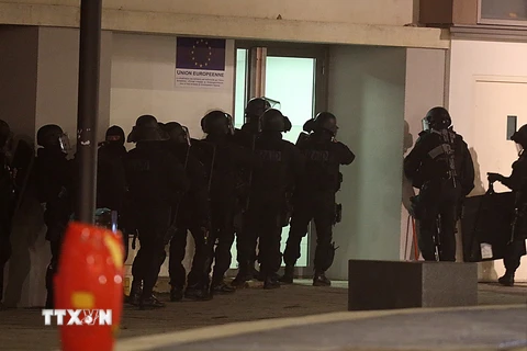 Hai nghi phạm xả súng ở Paris xuất hiện ở miền Bắc nước Pháp