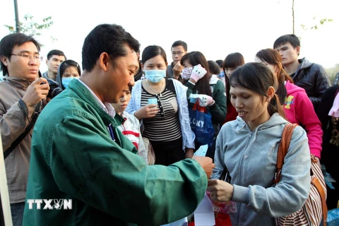 Hơn 1.000 vé xe tặng công nhân nghèo ở Đồng Nai về quê đón Tết