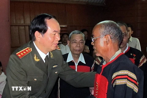 Bộ trưởng Công an tặng quà Tết cho đồng bào nghèo Đắk Lắk 
