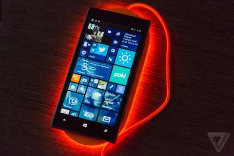 Microsoft ra tấm sạc không dây giúp điện thoại tỏa sáng khi sạc
