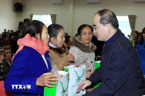 Chủ tịch MTTQ trao quà Tết cho các nạn nhân da cam Phú Thọ