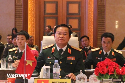 Đoàn quân đội Việt Nam tiếp xúc bên lề hội nghị ACDFIM-12