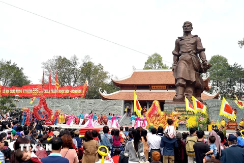 Hàng ngàn người đổ về Hà Nội tưng bừng dự hội gò Đống Đa 2015