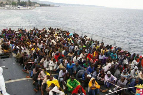 Cứu sống hơn 300 người nhập cư lênh đênh trên Địa Trung Hải