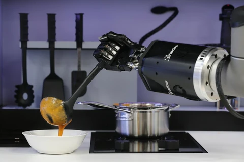 [Photo] Thích thú với món súp cua được làm từ đầu bếp robot 