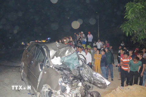 Quảng Bình: Xe 7 chỗ đấu đầu xe tải, hai người chết tại chỗ