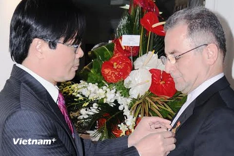 Trao kỷ niệm chương hữu nghị cho cựu Đại sứ Iran tại Việt Nam