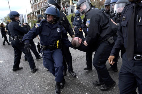 Biểu tình biến thành bạo lực ở Mỹ, 7 cảnh sát bị thương nặng 
