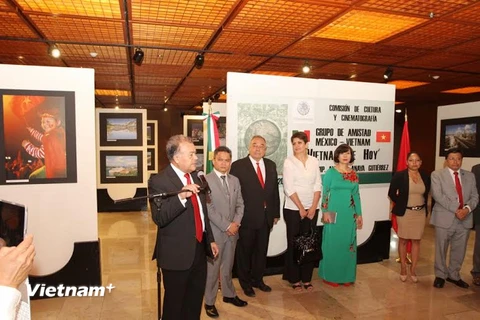 Nghị sỹ hữu nghị Mexico-Việt Nam kỷ niệm ngày 30/4 ở Mexico