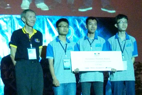 Ba thành viên đội Java# tại vòng loại ở Indonesia. (Nguồn: vnu.edu.vn)