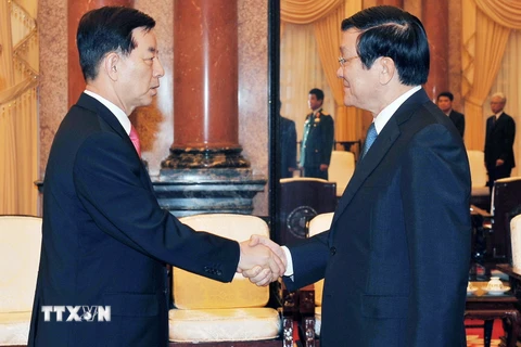 Chủ tịch nước Trương Tấn Sang tiếp Bộ trưởng Quốc phòng Hàn Quốc Han Min-koo đang ở thăm và làm việc tại Việt Nam. (Ảnh: Trọng Đức/TTXVN)