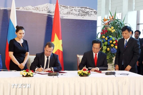 Thủ tướng Nguyễn Tấn Dũng ký Hiệp định Thương mại tự do giữa Việt Nam và Liên minh Kinh tế Á-Âu. (Ảnh: Đức Tám/TTXVN